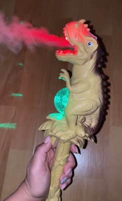 שרביט אור דינוזאור 37 ס"מ מוציא "עשן" מהפה- להיט!!! צבע אקראי (ירוק/חום)