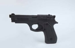 אקדח עשוי כולו גומי- אקדח דמה!